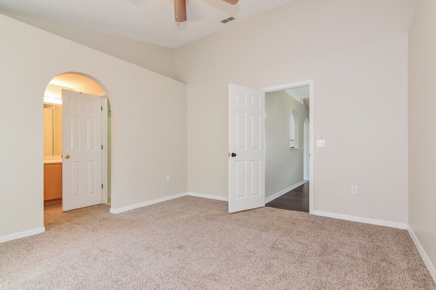 Building Photo - 5919 Lake Front Dr