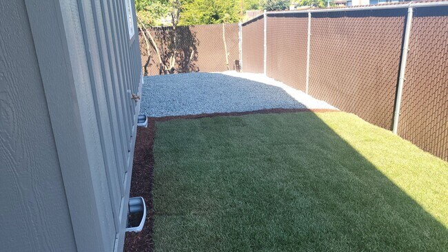 Building Photo - 3 bed 2 bath Single Family Home for Rent in Grants Pass