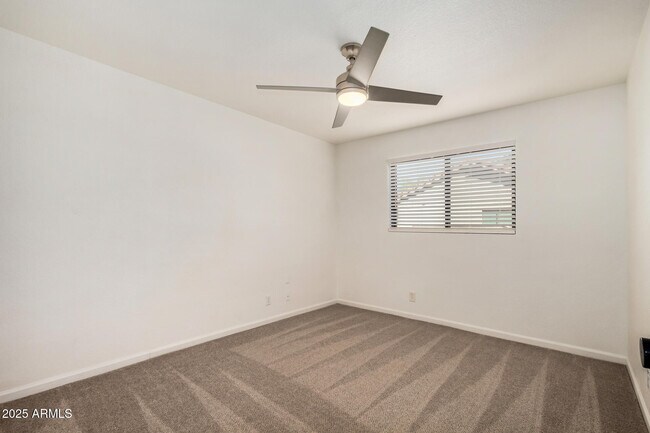 Building Photo - 687 E Park Ave