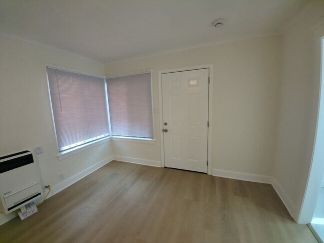 Building Photo - 4215-4217 S Budlong Ave