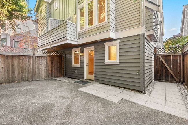 Building Photo - Stunning Capitol Hill Townhome in Prime Seattle Location – 3BR / 3BA Available June 7