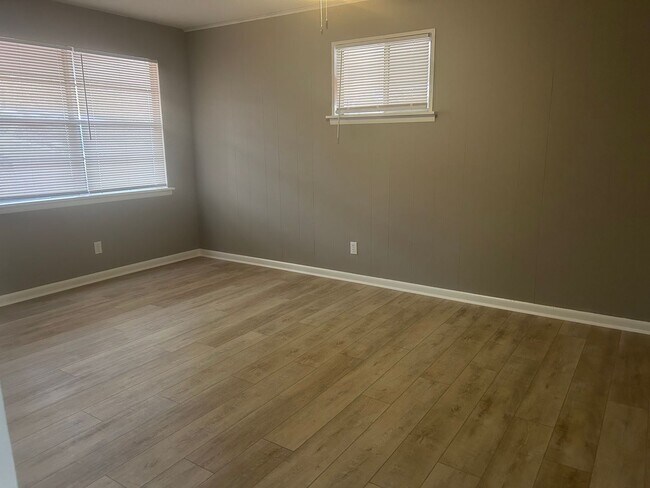 Building Photo - 405 Lindenhurst Dr