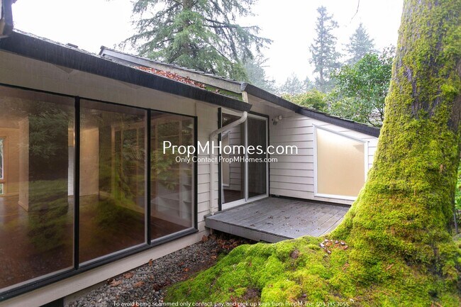 Building Photo - Updated Three Bedroom Gem in Lake Oswego!