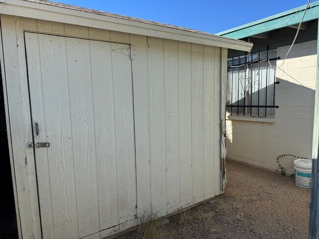 Building Photo - 2Bdm 1 Bath, Washer/Dryer Hookups, Will no last long!
