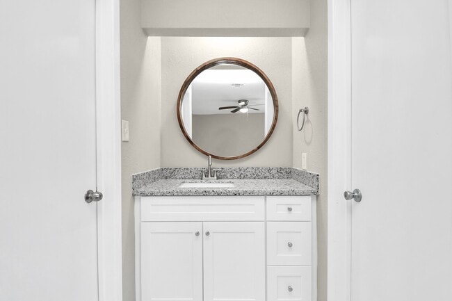 Building Photo - 14235 Bella Dr