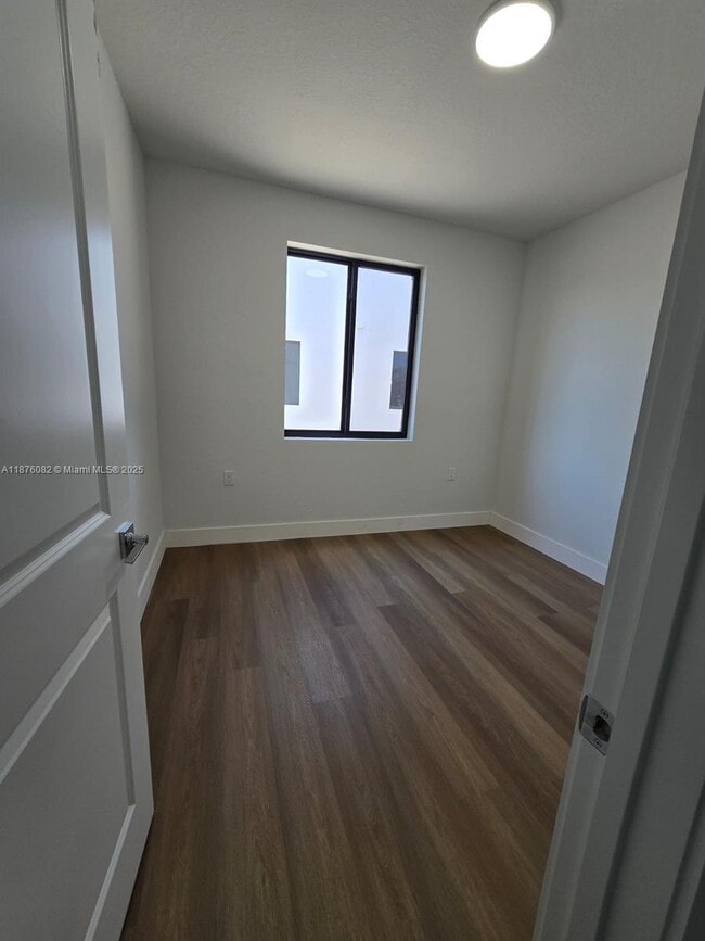 Building Photo - 1313 NW 6th Ave Unit A