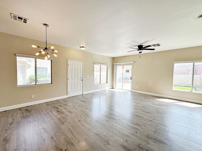 Building Photo - 1 WEEK FREE RENT!! 3 BEDROOM TOWNHOME WITH YARD + 2 CAR GARAGE IN GATED HENDERSON COMMUNITY