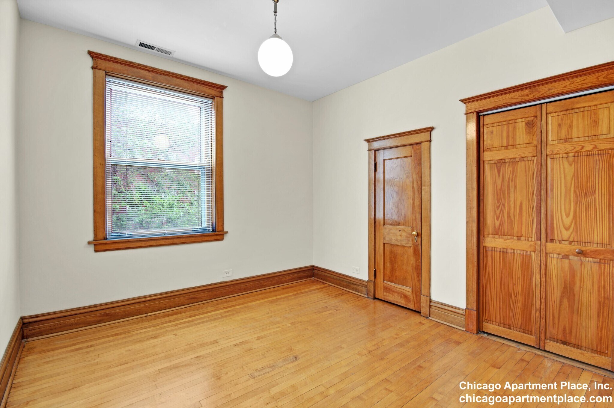 Building Photo - 3600 N Hermitage Ave