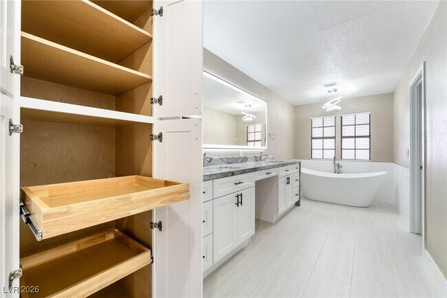 Building Photo - 968 Pinehurst Dr