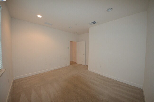 Building Photo - 5530 Esprit Way