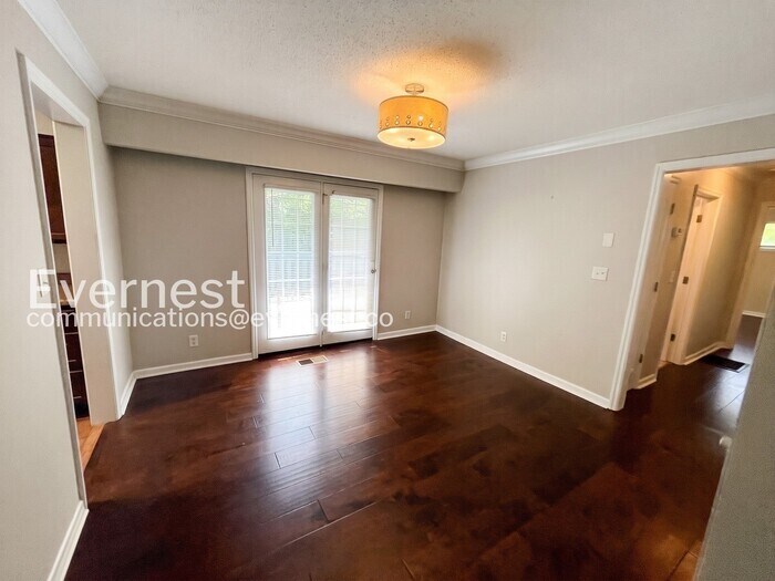 Building Photo - 5526 Crestview Dr