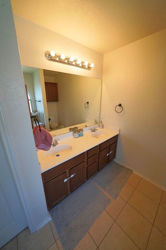 Building Photo - Beautifully Maintained Home in Schertz Now Available. Realtor Commission: $500