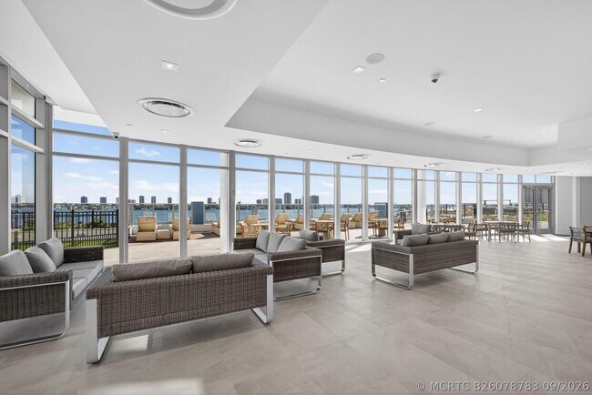 Building Photo - 220 Lake Shore Dr