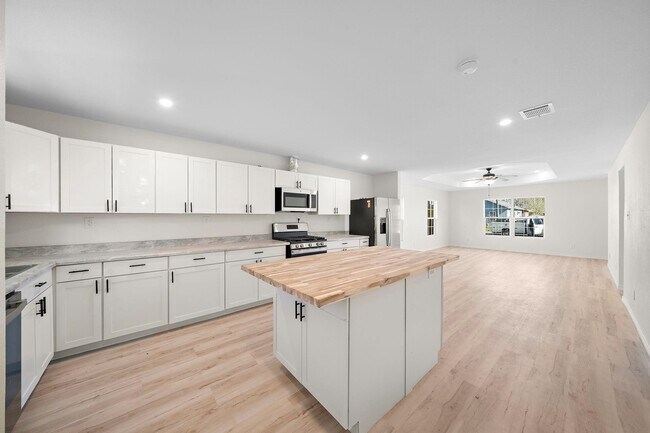 Building Photo - 305 E Humble St