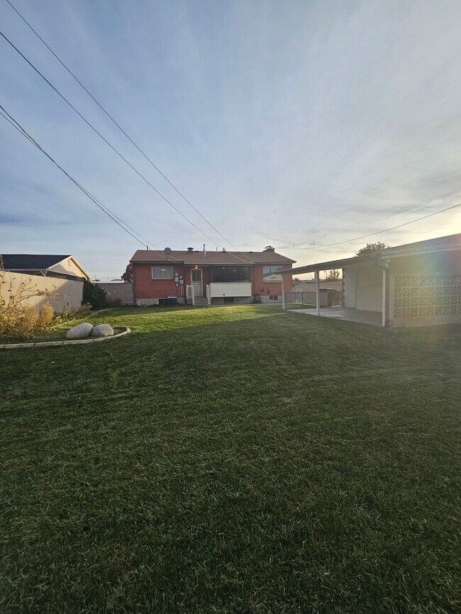 Building Photo - 4 bed 2 bath Home in Murray