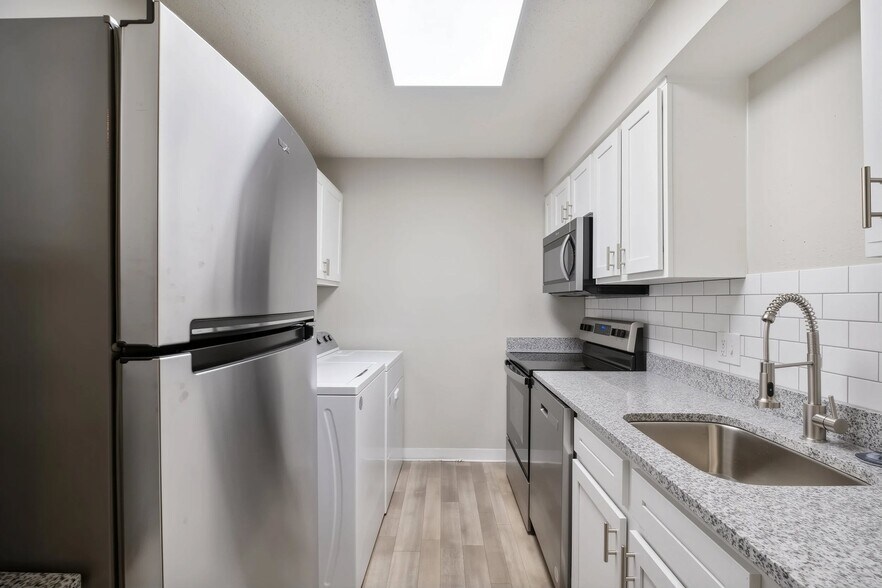 Kitchen - Cove at Fairforest Apartments