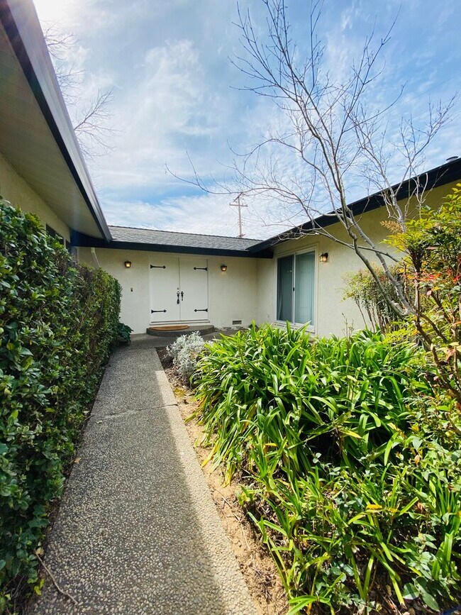 Building Photo - Cute Corner Lot!