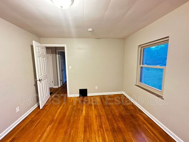 Building Photo - 1547 Garling Ave