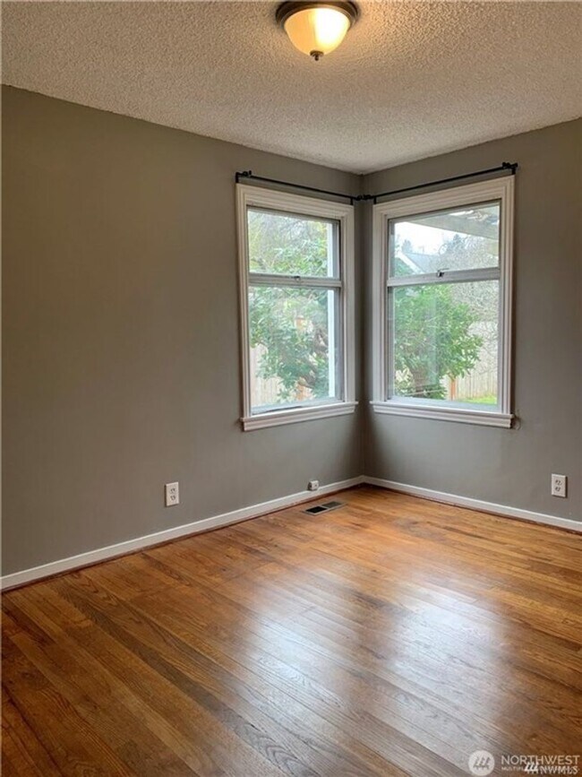 Building Photo - 2bd/1ba Seattle Home