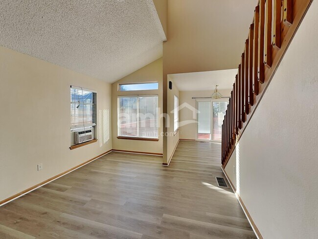 Building Photo - 8952 Cloverleaf Cir