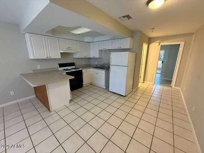 Building Photo - 1810 E 8th St