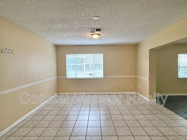 Building Photo - 6063 Shingler Ave