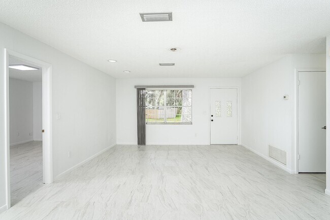 Building Photo - 494 Romano St