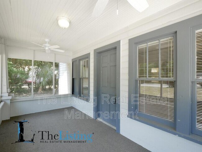 Building Photo - 611 E Plymouth Ave