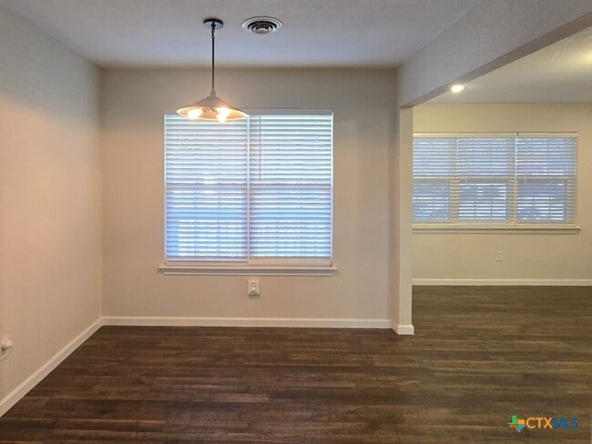 Building Photo - 406 Oak St