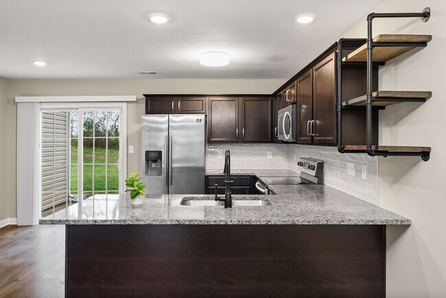 Building Photo - 2 Bedroom Condo For Rent With Community Swimming Pool!