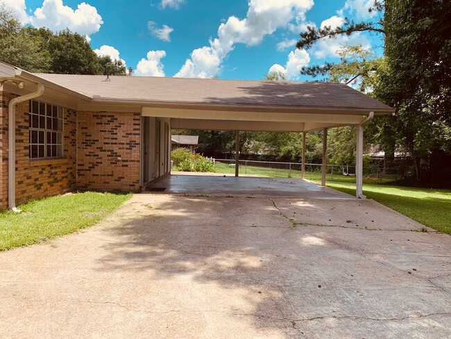 Building Photo - Great home in Clinton, MS.