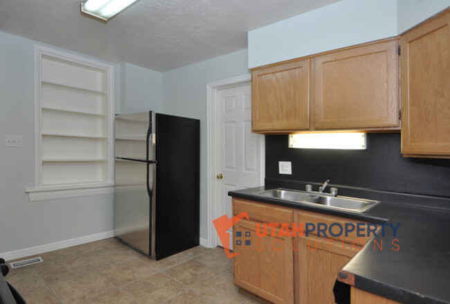 Building Photo - 559 E 800 S