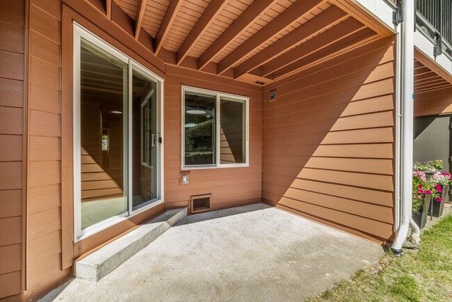 Building Photo - Large Remodeled 2bd, 1ba Condo Available in Totem Lake!