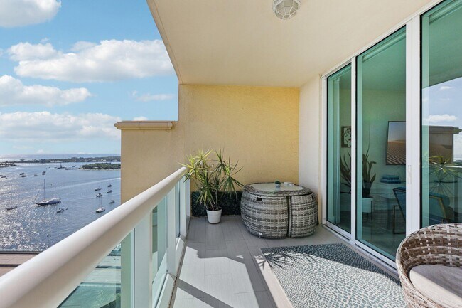 Building Photo - 2640 Lake Shore Dr