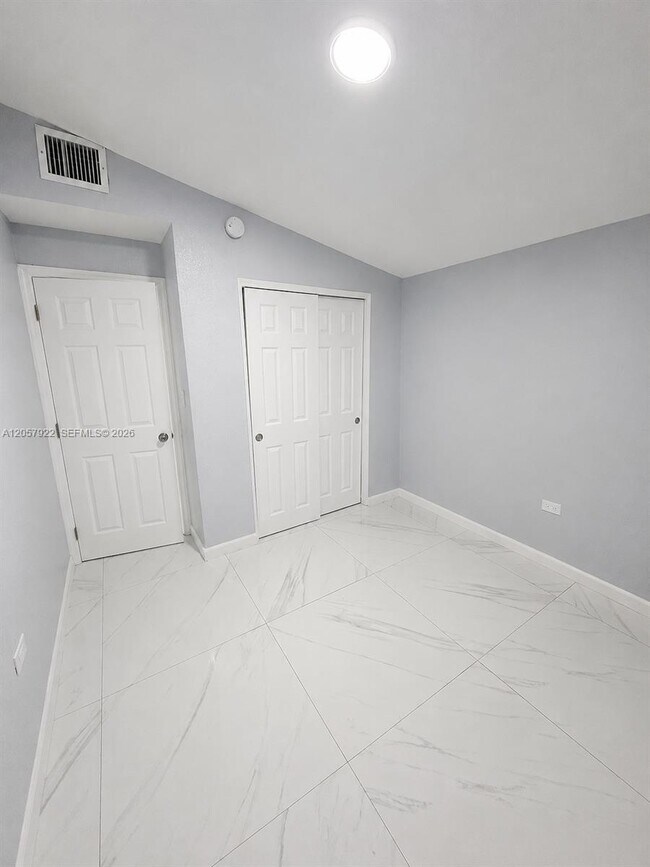 Building Photo - 552 NE 161st St