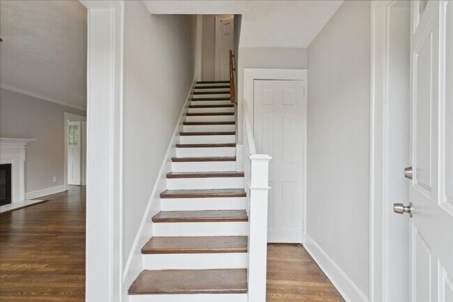 Building Photo - 4BR Historic Yorktown Home | Updated Kitchen & Baths | Near Yorktown Beach