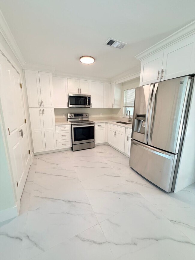 Building Photo - San Carlos Annual Rental 2/1 fully renovated and ready to move in