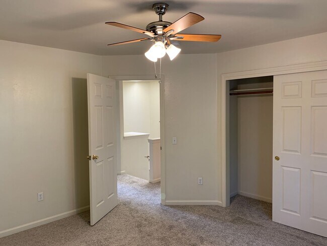 Building Photo - 4 Bedroom House with Great Floor Plan Clos...