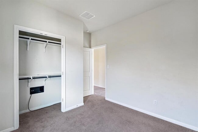 Building Photo - 217 Trailside Ln