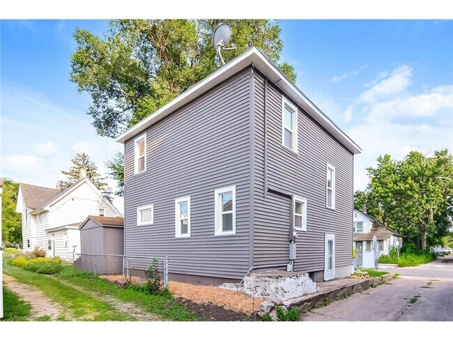 Building Photo - 613 17th Ave NE