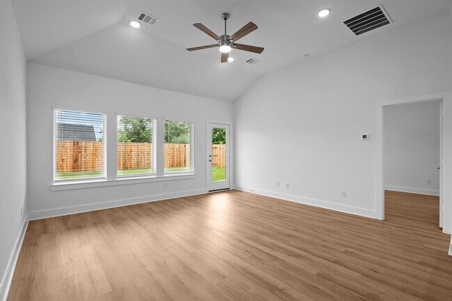 Building Photo - 31915 Splendor Dr