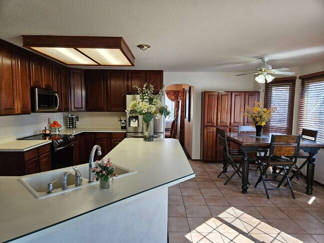 Building Photo - 5 Bedroom/ 4 Bath Two-Story in Governors Place