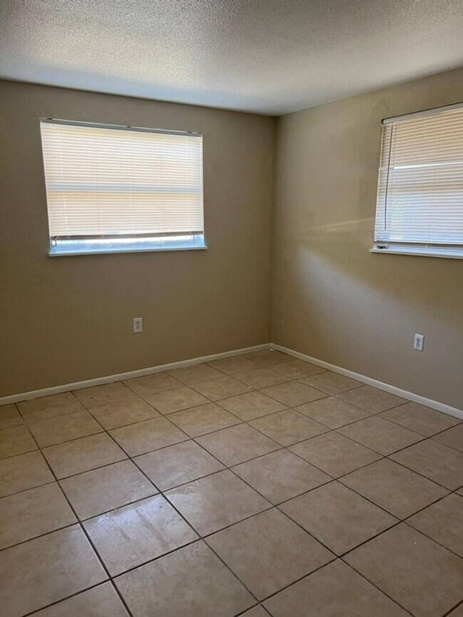 Building Photo - Move in Special half off first months rent - Palmetto Gardens 2/1 duplex