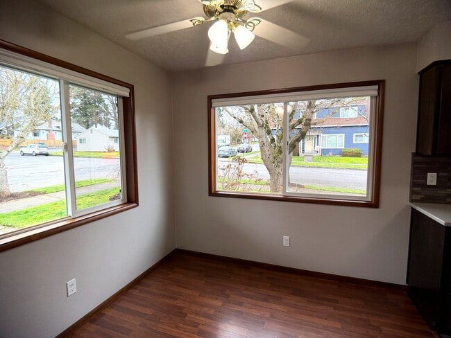 Building Photo - 615 E 22nd St