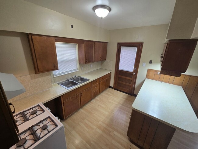Building Photo - 3 Bedroom House