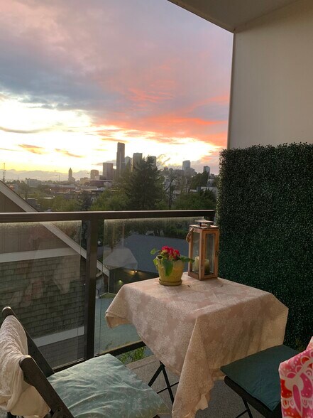 Building Photo - 829 19th Ave S