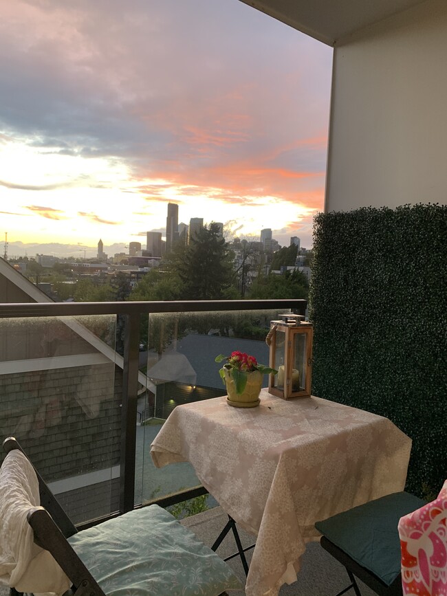 Building Photo - 829 19th Ave S