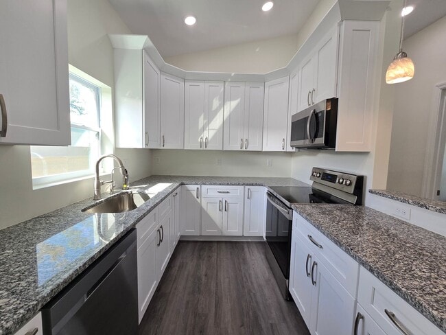 Building Photo - Charming 3-Bedroom, 2-Bath Home in Sarasota ~ Near Legacy Trail