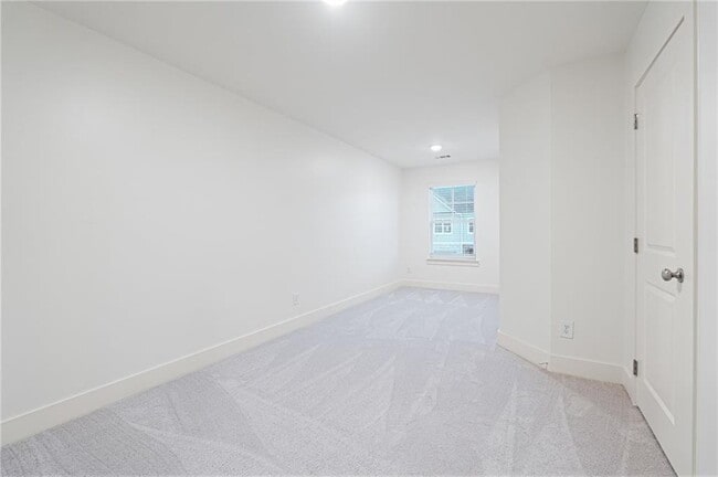 Building Photo - 5820 Calle Vis Dr