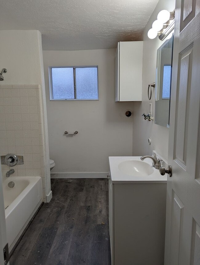 Building Photo - 2 bed 1 bath apartment